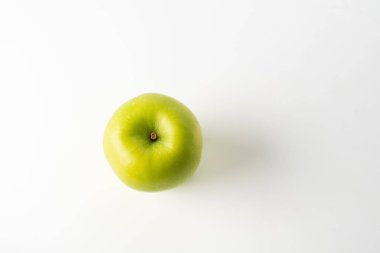 Beyaz arka planda izole edilmiş olgun bir elmanın en üst görüntüsü.