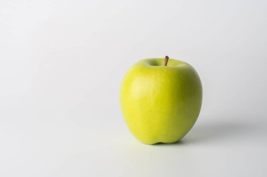 Beyaz bir arka plan üzerinde izole bir yeşil elma