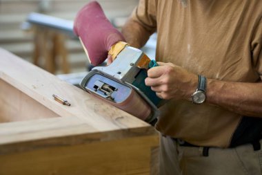 Atölyede çalışan bir marangoz.