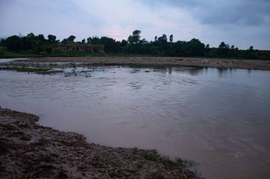 Nehir ve günbatımının güzel manzarası.