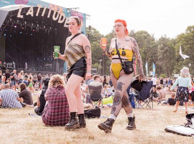 Enlem Müzik Festivali 'ne katılan acayip kadınlar, Suffolk, İngiltere