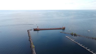 Sakin bir denizde uzun bir geminin güzel bir hava manzarası.