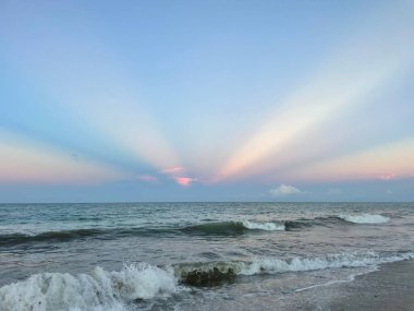 Dalgalı sahilde güzel bir gün batımı