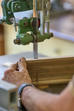 Atölyede çalışan bir marangoz.