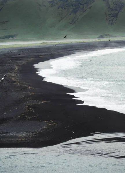 Disparo Vertical Hermosa Playa Arena Negra Islandia Con Agua Lavando — Foto de Stock