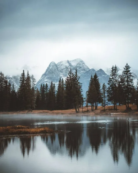 Plan Vertical Lac Reflétant Les Arbres Les Montagnes — Photo