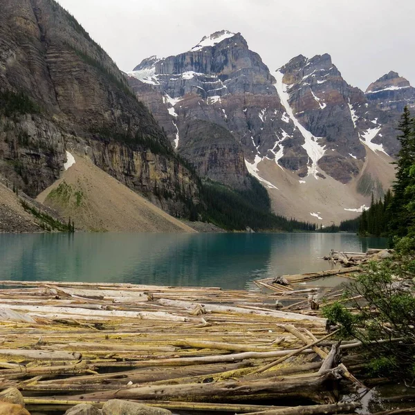 Breathtaking View Moraine Lake Surrounded Mountains Cloudy Day Alberta Canada — Stock Photo, Image