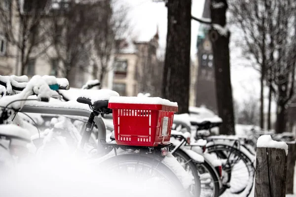 Красный Швейцар Велосипеде Улице После Выпал Свежий Снег — стоковое фото