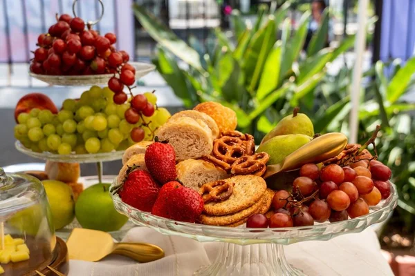Uma Cesta Vidro Frutas Pretzels Bagas Pães Servidos Uma Mesa — Fotografia de Stock