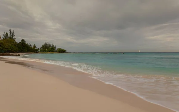 Eine Schöne Aufnahme Von Einem Leeren Strand Unter Einem Bewölkten — Stockfoto