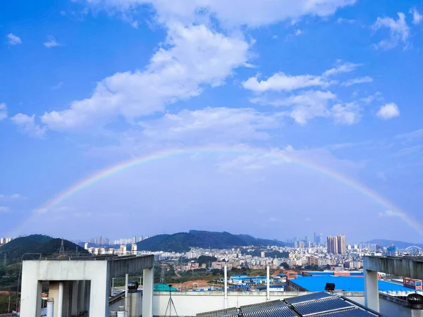 一幅令人惊叹的彩虹在城市上空的景象 — 图库照片