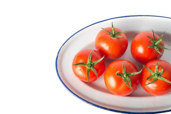 Świeże Soczyste Pomidory Talerzu Wyizolowanym Białym Tle — Zdjęcie stockowe