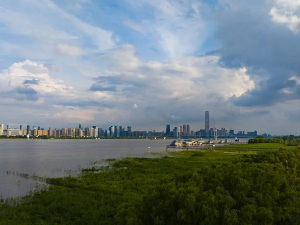 日落时中国武汉市的风景景观 — 图库照片