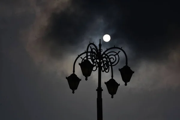 Una Lámpara Calle Decorativa Noche Fondo Nublado Del Cielo Kasauli — Foto de Stock