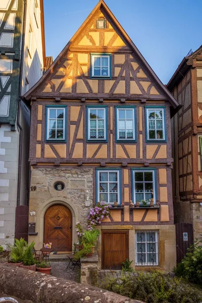 Vue Verticale Une Ancienne Maison Ossature Bâton Avec Des Fleurs — Photo