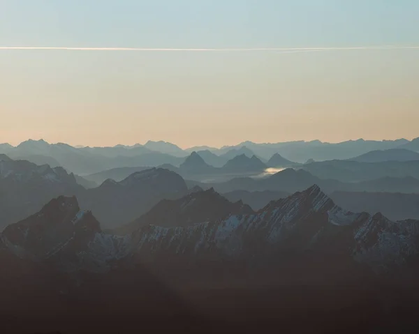 日没時の美しい山々の空中風景 — ストック写真