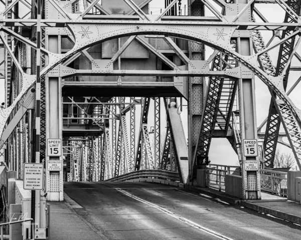 Camino Rodeado Puente Acero Blanco Negro —  Fotos de Stock