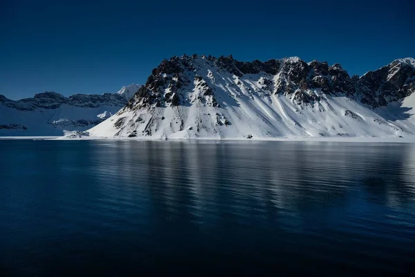 Eine Luftaufnahme Der Wunderschönen Berge Wasser Svlabard Norwegen — Stockfoto