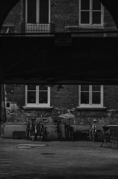 Grayscale Parked Bikes Street Old Building — Stock Photo, Image