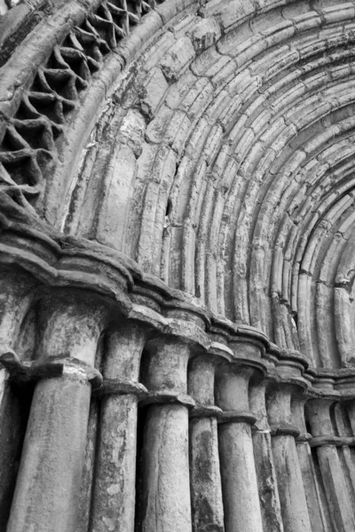 Вертикальный Снимок Оттенках Серого Арочными Деталями Церкви — стоковое фото