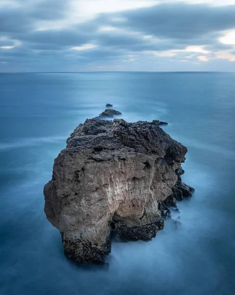 Vertical Shot Rocky Cliff Middle Sea — Stock Photo, Image