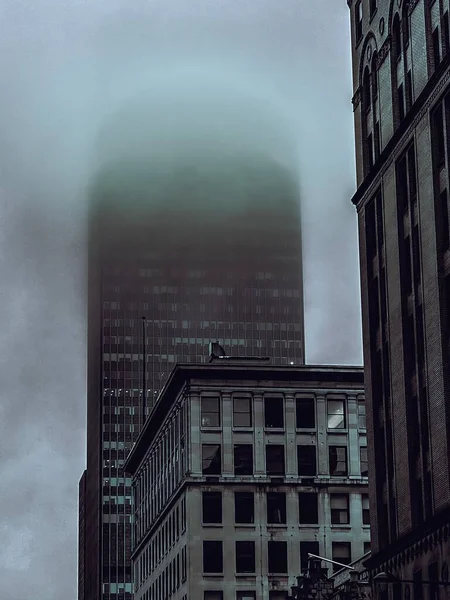 Coup Vertical Gratte Ciel Couvert Nuages Par Une Journée Brumeuse — Photo