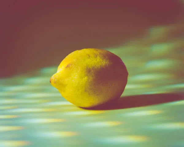 Una Mesa Amarilla Con Limón Amarillo —  Fotos de Stock