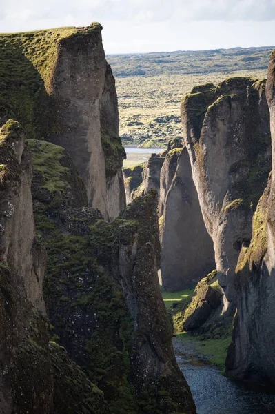 Disparo Vertical Del Cañón Fjadrargljufur Islandia Con Agua Corriente Luz —  Fotos de Stock