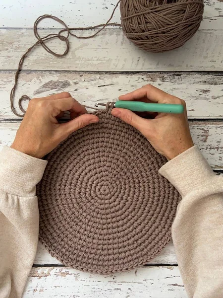 Les Mains Une Femelle Tricot Crochet — Photo