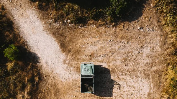 Uma Bela Vista Veículo Road Estacionado Uma Colina Com Grama — Fotografia de Stock