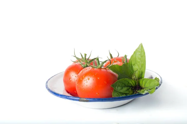 Färska Röda Tomater Med Mynta Platta Isolerad Vit Bakgrund — Stockfoto