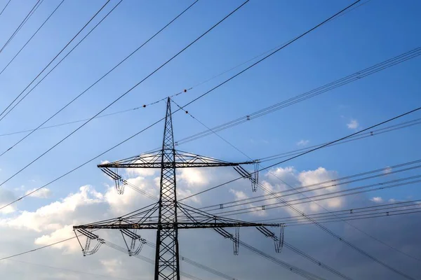 Arka Planda Yaz Bulutları Olan Elektrik Hatlarına Yakın Çekim — Stok fotoğraf