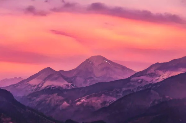 Una Vista Impresionante Las Montañas Una Puesta Sol Naranja Púrpura — Foto de Stock