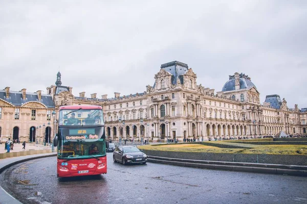 Paesaggio Urbano Autobus Rosso Due Piani Davanti Museo Del Louvre — Foto Stock