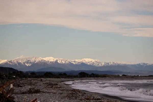 Paisaje Una Orilla Con Montañas Nevadas Fondo —  Fotos de Stock