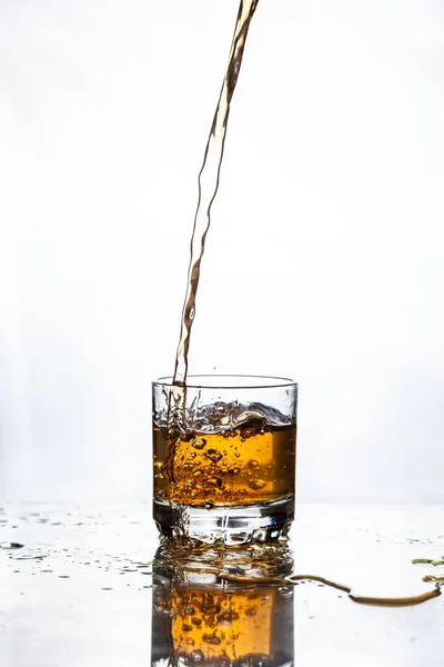 白い背景に隔離されたウイスキーのグラスのクローズアップショット — ストック写真