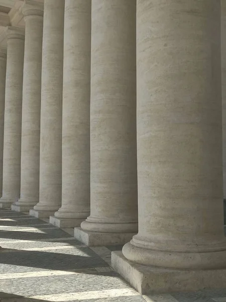 Een Verticaal Shot Van Romeinse Kolommen Rome Italië — Stockfoto