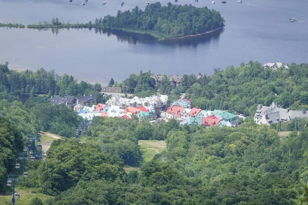 Una Vista Panorámica Mont Tremblant Pueblo Con Casas Rodeadas Árboles — Foto de Stock