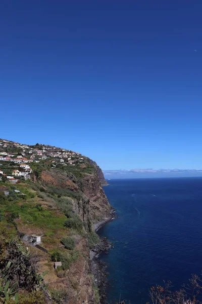 Вертикальний Знімок Скелі Містом Морі — стокове фото