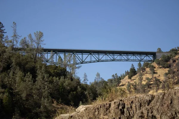 Uma Vista Panorâmica Uma Longa Ponte Metálica Uma Área Rural — Fotografia de Stock