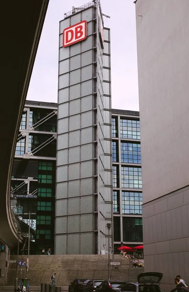 Plano Vertical Bajo Ángulo Hermosa Torre Estación Central Berlín Alemania — Foto de Stock