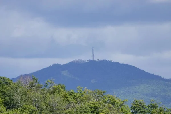 Uma Vista Panorâmica Das Montanhas Com Uma Torre Transmissão Topo — Fotografia de Stock