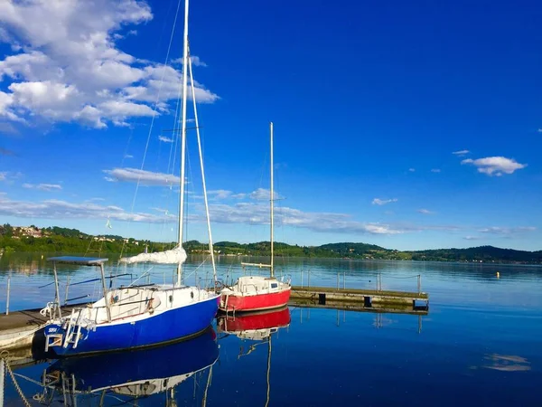 Vista Barcos Pesca Ancorados Marina Dia Ensolarado Baía Lago Viverone — Fotografia de Stock