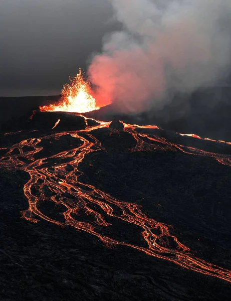Una Vista Panorámica Lava Volcán Sobre Fondo Oscuro Por Noche —  Fotos de Stock