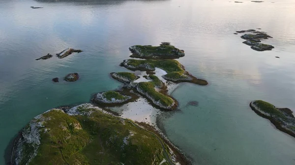 Een Luchtfoto Van Kust Met Mossige Rotsen — Stockfoto