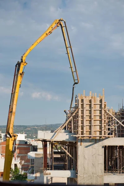 建設現場や重労働の建設労働者とのアパート建設 — ストック写真