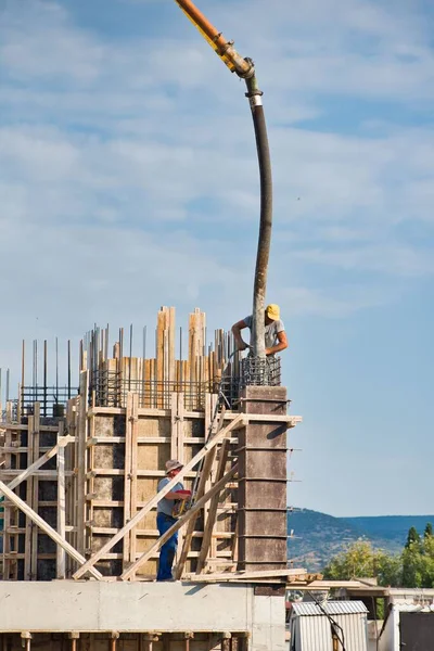 Construyendo Edificio Apartamentos Los Trabajadores Construcción Están Trabajando Duro —  Fotos de Stock