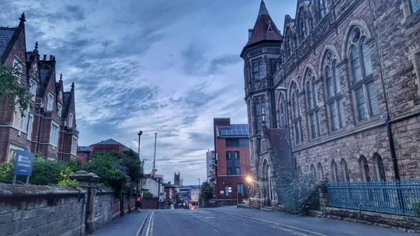 Una Hermosa Vista Camino Vacío Con Edificios Antiguos Por Noche — Foto de Stock