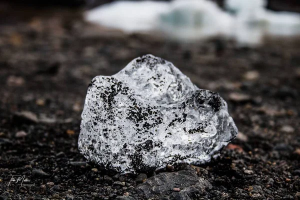 Small Black White Speckled Stone Ground Surrounded Wet Road Close — Stock Photo, Image