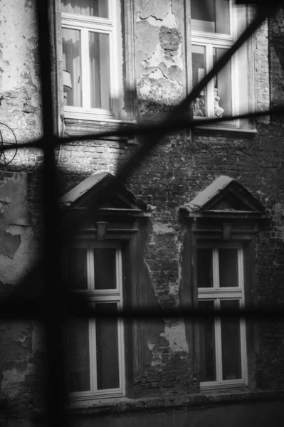 Серый Оттенок Старинного Здания Ветхими Окнами — стоковое фото
